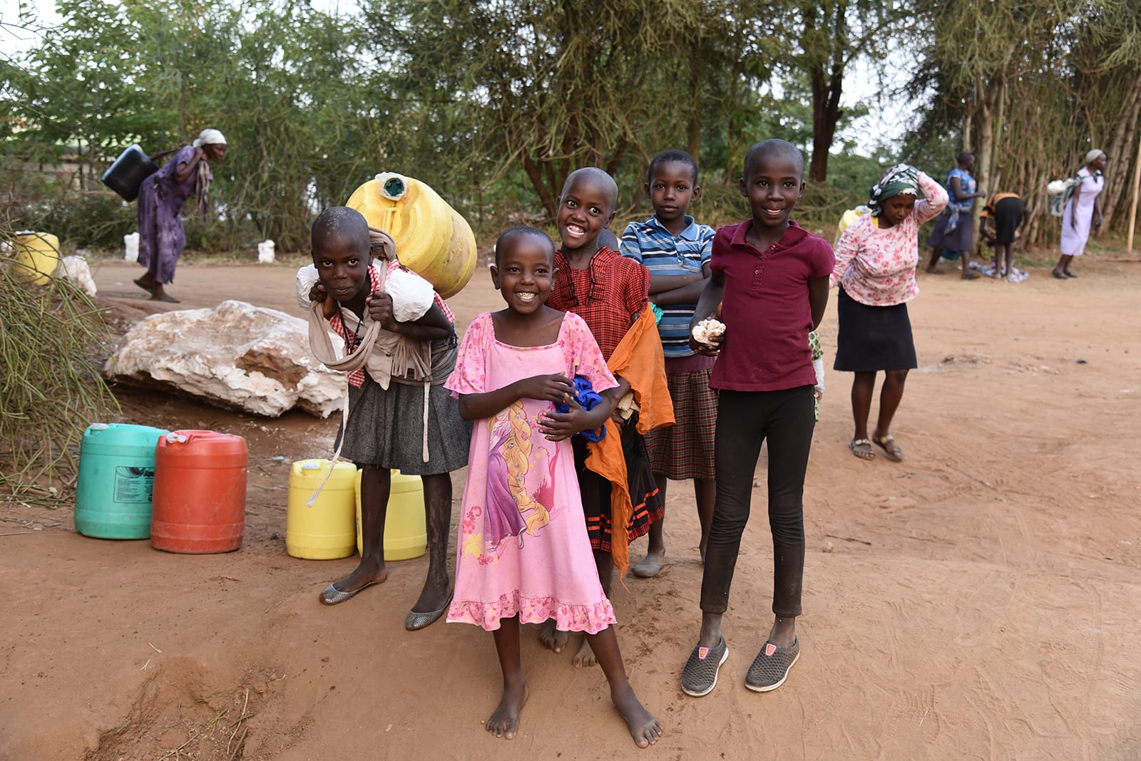 Children carrying water provided by Mully